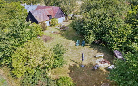 Hansen - 5.2Km from the Sea: Dach, Haus, Grundstueck, Zuhause, Hütte, Estate, Gartenbauten, Schatten, Blockhaus, Landscaping