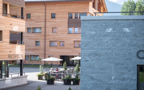 Disentis 50: Gebäude, Fenster, Pflanze, Blumentopf, Nachbarschaft, Urban Design, Haus, Baum, Wohngebiet, Fassade
