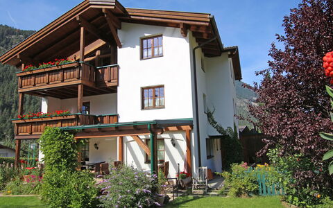 Pfunds-Samnaun 401: Pflanze, Himmel, Gebäude, Eigentum, Fenster, Baum, Haus, Vegetation, Blume, Nachbarschaft