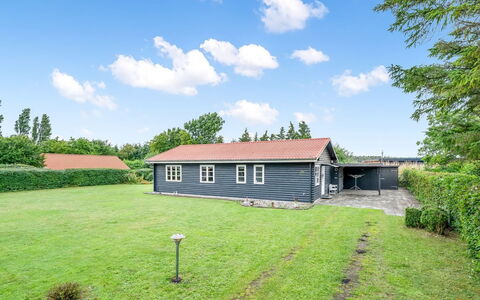 Rikhard - 75M from the Sea: Dach, Haus, Grundstueck, Zuhause, Hütte, Estate, Gartenbauten, Schatten, Blockhaus, Landscaping