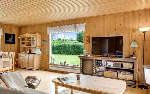 Rikhard - 75M from the Sea: Dach, Haus, Grundstueck, Zuhause, Hütte, Estate, Gartenbauten, Schatten, Blockhaus, Landscaping