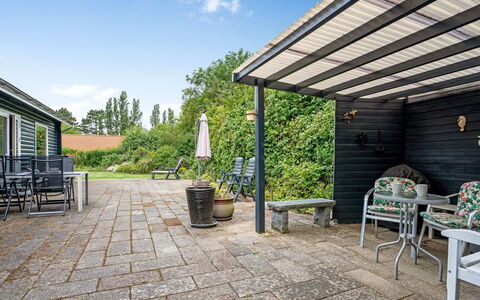 Rikhard - 75M from the Sea: Dach, Haus, Grundstueck, Zuhause, Hütte, Estate, Gartenbauten, Schatten, Blockhaus, Landscaping