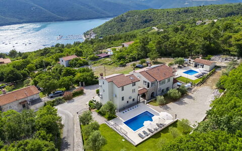 Villa Camellia: Vogelperspektive, Resort, Luftaufnahmen, Schwimmbad, Estate, Ferienort, Eco Hotel, Villa, Bucht, Hotel