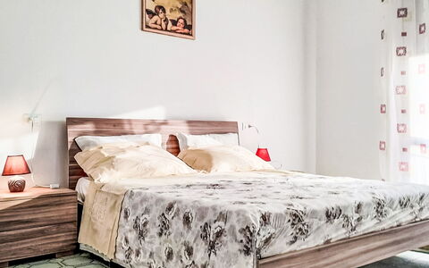 Patrizia: Möbel, Bett, Schlafzimmer, Holz, Bettdecke, Bedding, Linens, Interior Design, Textil, Fussboden
