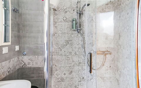 Patrizia: Armatur, Badezimmer, Flooring, Interior Design, Fussboden, Installation, Zapfhahn, Fliese, Dusche, Duschkopf