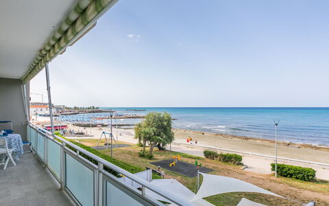 Massimo Beach House: Wolke, Himmel, Pflanze, Arecales, Schatten, Baum, Küsten Und Ozeanische Forms, Freizeit, Terrestrische Plant, Boot