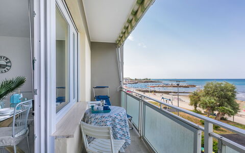 Massimo Beach House: Wolke, Himmel, Pflanze, Arecales, Schatten, Baum, Küsten Und Ozeanische Forms, Freizeit, Terrestrische Plant, Boot