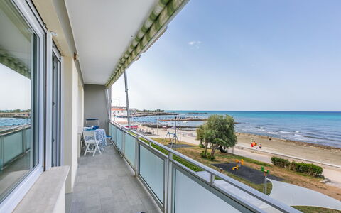 Massimo Beach House: Wolke, Himmel, Pflanze, Arecales, Schatten, Baum, Küsten Und Ozeanische Forms, Freizeit, Terrestrische Plant, Boot