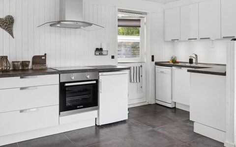 Thordgrim - 600M from the Sea: Küche, Küchengerät, Countertop, Flooring, Major Appliance, Cabinetry, Interior Design, Haushaltsgerät, Fussboden, Herd
