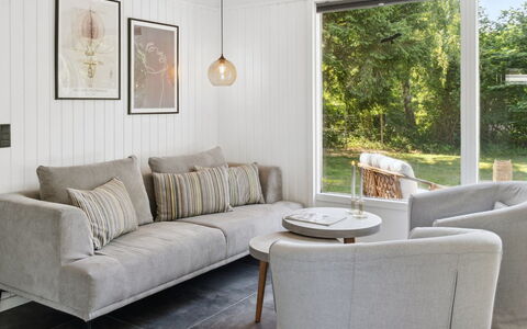 Thordgrim - 600M from the Sea: Möbel, Interior Design, Couch, Flooring, Wohnzimmer, Fussboden, Holz, Dekokissen, Zimmer, Tabelle