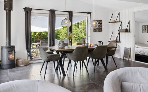 Thordgrim - 600M from the Sea: Möbel, Interior Design, Flooring, Holz, Fussboden, Wohnzimmer, Stuhl, Couch, Holzboden, Zuhause