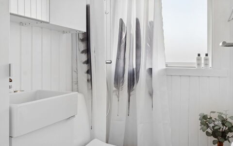 Thordgrim - 600M from the Sea: Weiss, Interior Design, Duschvorhang, Textil, Vorhang, Badezimmer, Armatur, Flooring, Fussboden, Zuhause