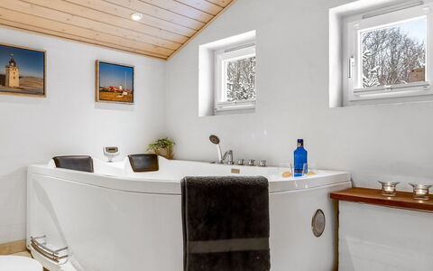 Valda - 1.5Km from the Sea: Badewanne, Armatur, Interior Design, Flooring, Badezimmer, Fussboden, Installation, Zapfhahn, Beleuchtung, Zuhause