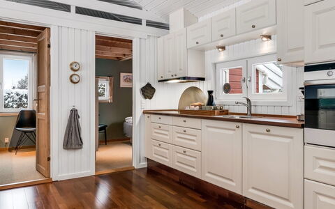 Valda - 1.5Km from the Sea: Flooring, Interior Design, Holz, Cabinetry, Küche, Holzboden, Fussboden, Decke, Major Appliance, Möbel