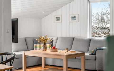 Valda - 1.5Km from the Sea: Möbel, Flooring, Fussboden, Interior Design, Holz, Tabelle, Couch, Holzboden, Wohnzimmer, Kaffetisch
