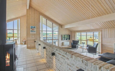 Ran - 1.5Km from the Sea: Holz, Zuhause, Veranda, Deck, Hartholz, Dach, Holzbeize, Holzboden, Eco Hotel