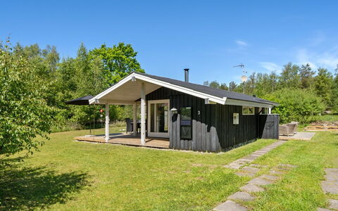 Aldina - 1.6Km from the Sea: Decke, Flooring, Interior Design, Fussboden, Verbundwerkstoff, Möbel, Resort, Hotel, Design, Daylighting