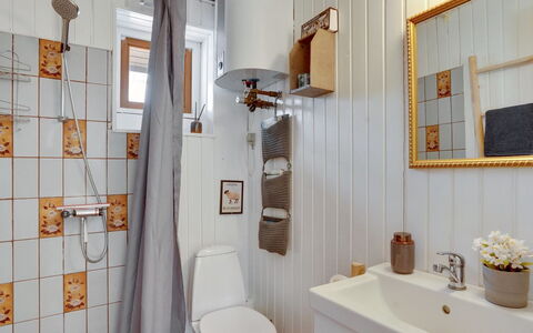Hendrina - 500M from the Sea: Interior Design, Armatur, Badezimmer, Flooring, Fussboden, Zimmer, Installation, Toilette, Zapfhahn, Sinken