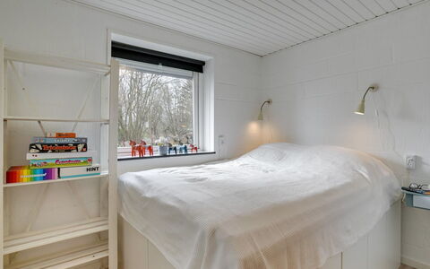 Hendrina - 500M from the Sea: Schlafzimmer, Holz, Decke, Bett, Interior Design, Flooring, Bettdecke, Bedding, Fussboden, Zimmer