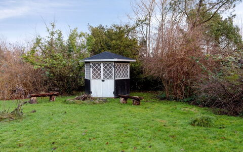 Hendrina - 500M from the Sea: Strauch, Grundstueck, Pflanzengemeinschaft, Ground, Garten, Schuppen, Gartenbauten, Gazebo, Outdoor Struktur, Hinterhof