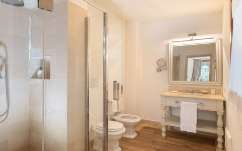Villa La Pineta: Armatur, Spiegel, Gebäude, Eigentum, Zapfhahn, Badezimmer, Lila, Interior Design, Bad Sink, Sinken