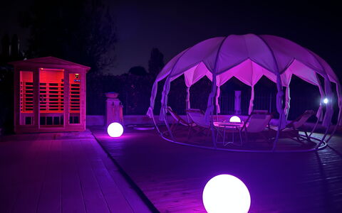 Villa Castelnuovo: Lila, Himmel, Welt, Violett, Magenta, Wahrzeichen, Gebäude, Tönungen Und Schatten, Spass, Symmetrie