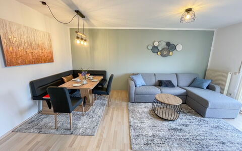 Remawe: Möbel, Tabelle, Bilderrahmen, Holz, Gebäude, Interior Design, Couch, Fussboden, Flooring, Laminatboden