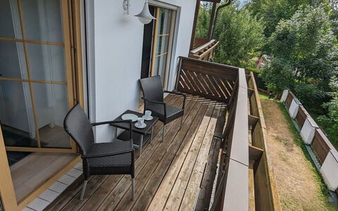 Remawe: Pflanze, Holz, Gebäude, Baum, Stuhl, Fussboden, Wand, Hartholz, Veranda, Grundeigentum