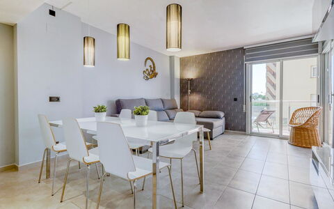 Cap Blanc: Tabelle, Möbel, Gebäude, Stuhl, Fenster, Couch, Zimmerpflanze, Bilderrahmen, Interior Design, Fussboden