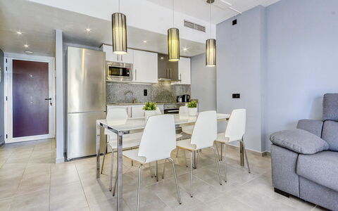 Cap Blanc: Möbel, Cabinetry, Stuhl, Countertop, Gebäude, Zimmerpflanze, Couch, Tabelle, Interior Design, Flooring