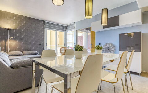 Cap Blanc: Tabelle, Möbel, Stuhl, Komfort, Gebäude, Pflanze, Couch, Interior Design, Holz, Beleuchtung