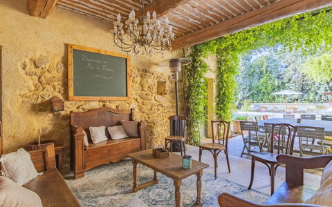 Le Mas de Marius: Möbel, Tabelle, Holz, Interior Design, Die Architektur, Baum, Pflanze, Fussboden, Couch, Wohnzimmer