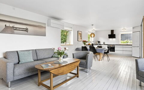 Henric - 500M from the Sea: Decke, Flooring, Interior Design, Fussboden, Verbundwerkstoff, Möbel, Resort, Hotel, Design, Daylighting