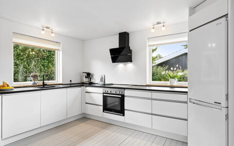 Henric - 500M from the Sea: Decke, Flooring, Interior Design, Fussboden, Verbundwerkstoff, Möbel, Resort, Hotel, Design, Daylighting