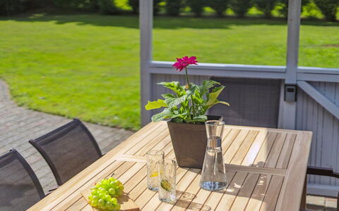Henric - 500M from the Sea: Decke, Flooring, Interior Design, Fussboden, Verbundwerkstoff, Möbel, Resort, Hotel, Design, Daylighting
