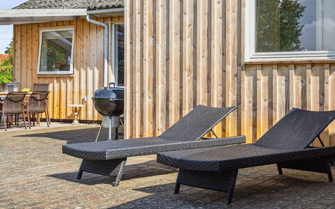 Henric - 500M from the Sea: Decke, Flooring, Interior Design, Fussboden, Verbundwerkstoff, Möbel, Resort, Hotel, Design, Daylighting