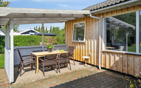 Henric - 500M from the Sea: Decke, Flooring, Interior Design, Fussboden, Verbundwerkstoff, Möbel, Resort, Hotel, Design, Daylighting