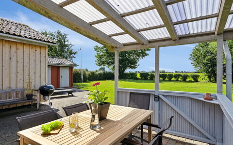 Henric - 500M from the Sea: Decke, Flooring, Interior Design, Fussboden, Verbundwerkstoff, Möbel, Resort, Hotel, Design, Daylighting