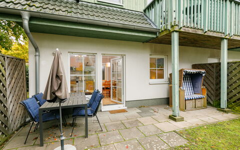Am Küstenwald: Eigentum, Fenster, Gebäude, Pflanze, Interior Design, Schatten, Hütte, Gras, Holz, Stuhl