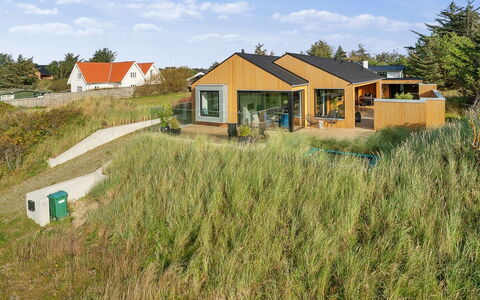 Bena - 800M from the Sea: Möbel, Interior Design, Stuhl, Flooring, Tabelle, Resort, Fussboden, Decke, Zimmer, Eco Hotel