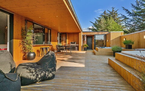 Bena - 800M from the Sea: Möbel, Interior Design, Stuhl, Flooring, Tabelle, Resort, Fussboden, Decke, Zimmer, Eco Hotel