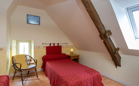Emeraude: Möbel, Eigentum, Fenster, Komfort, Holz, Bilderrahmen, Gebäude, Interior Design, Textil, Die Architektur