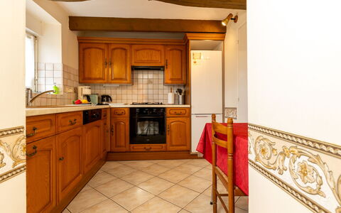 Emeraude: Cabinetry, Eigentum, Countertop, Holz, Küche, Herd, Interior Design, Die Architektur, Holzbeize, Küchengerät