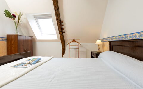Emeraude: Möbel, Gebäude, Komfort, Holz, Textil, Zimmerpflanze, Interior Design, Die Architektur, Haus, Bettrahmen