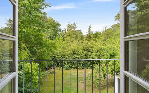 Rina - 250M from the Sea: Vegetation, Strauch, Frühling, Hütte, Garten, Schatten, Hinterhof, Garten, Stuhl