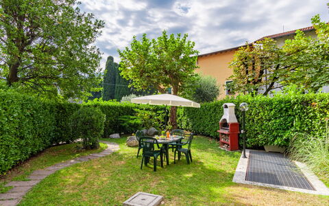 La Finestra sul Lago: Wolke, Pflanze, Himmel, Außenbank, Baum, Tabelle, Natürliche Landschaft, Gartenmöbel, Tisch Im Freien, Grundstueck