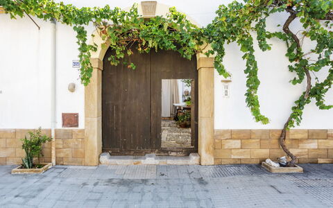San Vito Lo Capo 155: Pflanze, Eigentum, Tür, Gebäude, Holz, Strassenbelag, Haus, Wand, Fenster, Gras