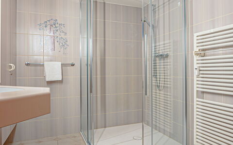 Chesa Anemona al Lej: Badezimmer, Armatur, Interior Design, Fussboden, Duschkopf, Wand, Flooring, Verbundwerkstoff, Materialeigenschaft