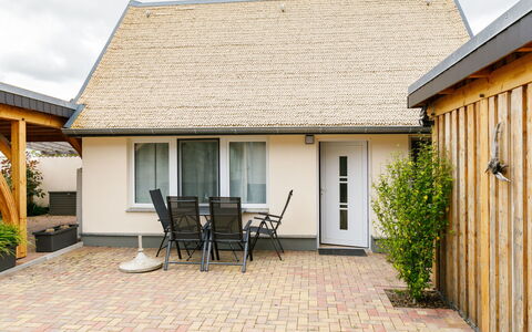 Fischerbungalow: Pflanze, Gebäude, Himmel, Möbel, Fenster, Haus, Wolke, Tür, Grundstueck, Holz