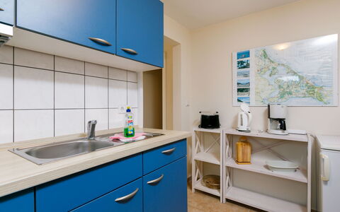 Fischerbungalow: Cabinetry, Eigentum, Sinken, Spüle, Möbel, Gebäude, Countertop, Zapfhahn, Azurblau, Blau